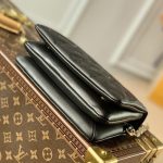 ルイ ヴィトン コピー  ポシェット クッサン エンボス LV M80742